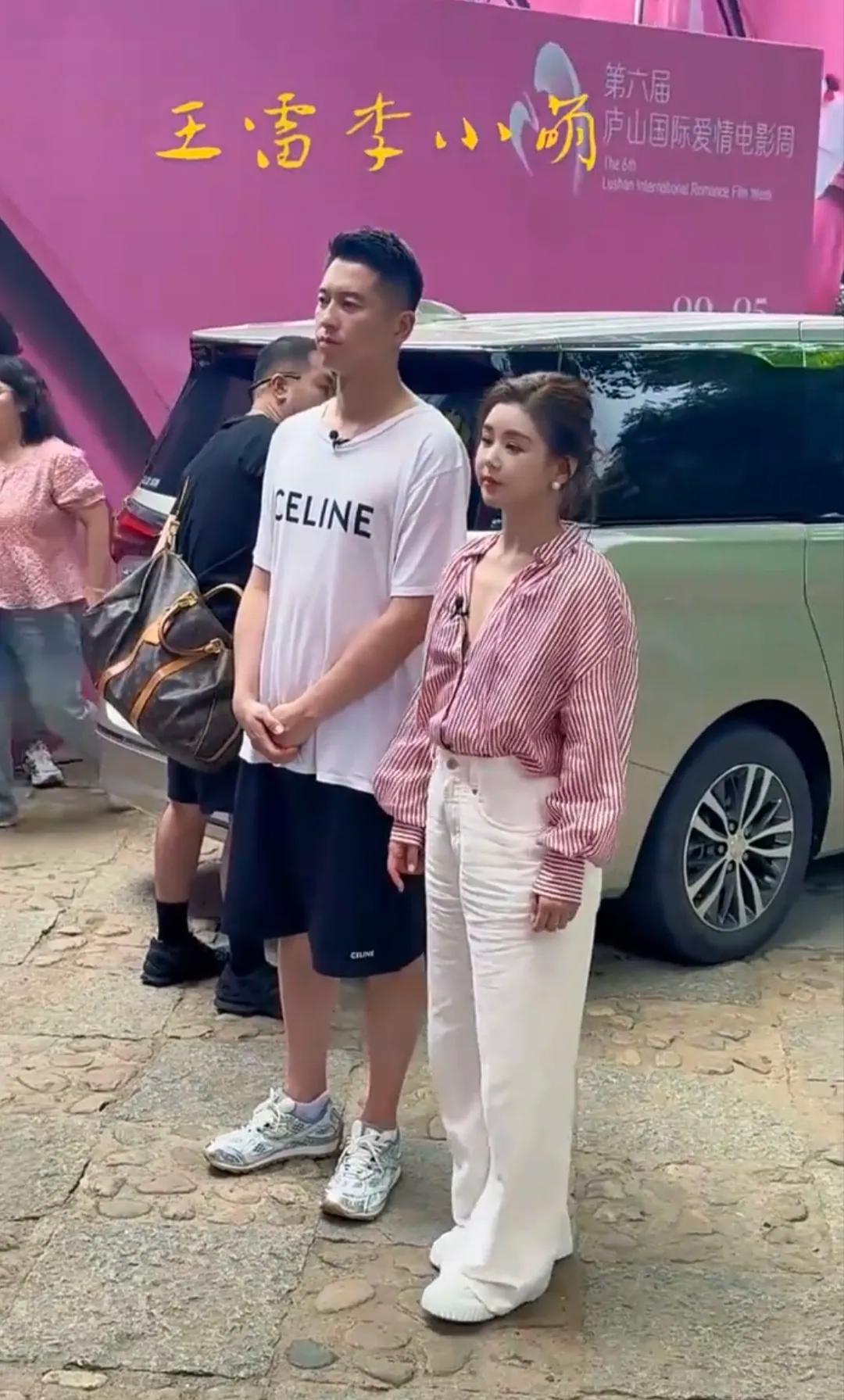 王雷高大帅气又洒脱，李小萌小巧玲珑还可爱，说他俩是天花板夫妻一点不为过！路人偶