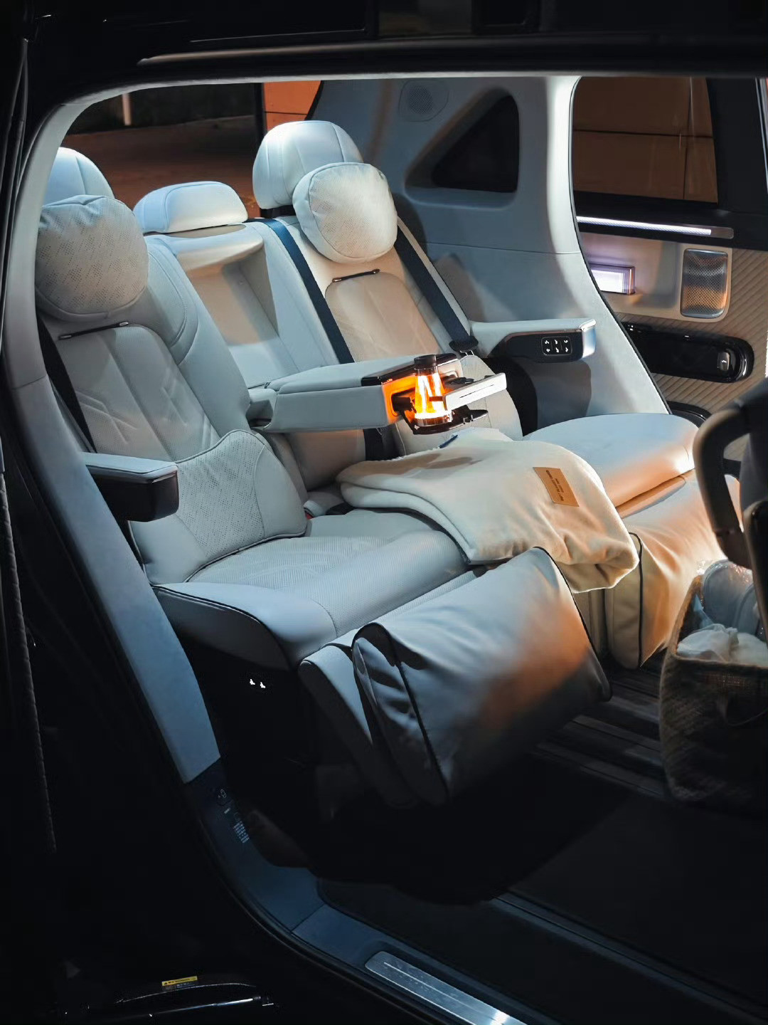 我就说极氪还是太超前了谁把客厅停马路上了