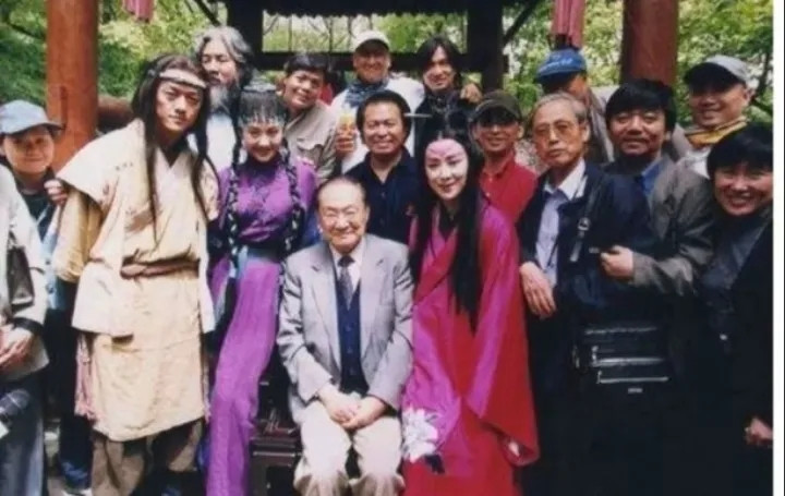 2000年，《笑傲江湖》拍摄期间，金庸前来探班时与剧组全体主创人员的一张留影