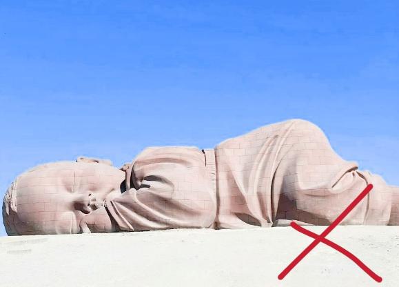 西安那个“空洞娃娃”终于被吊车弄走了。老百姓拍手叫好，甚至觉得连呼吸都顺畅了