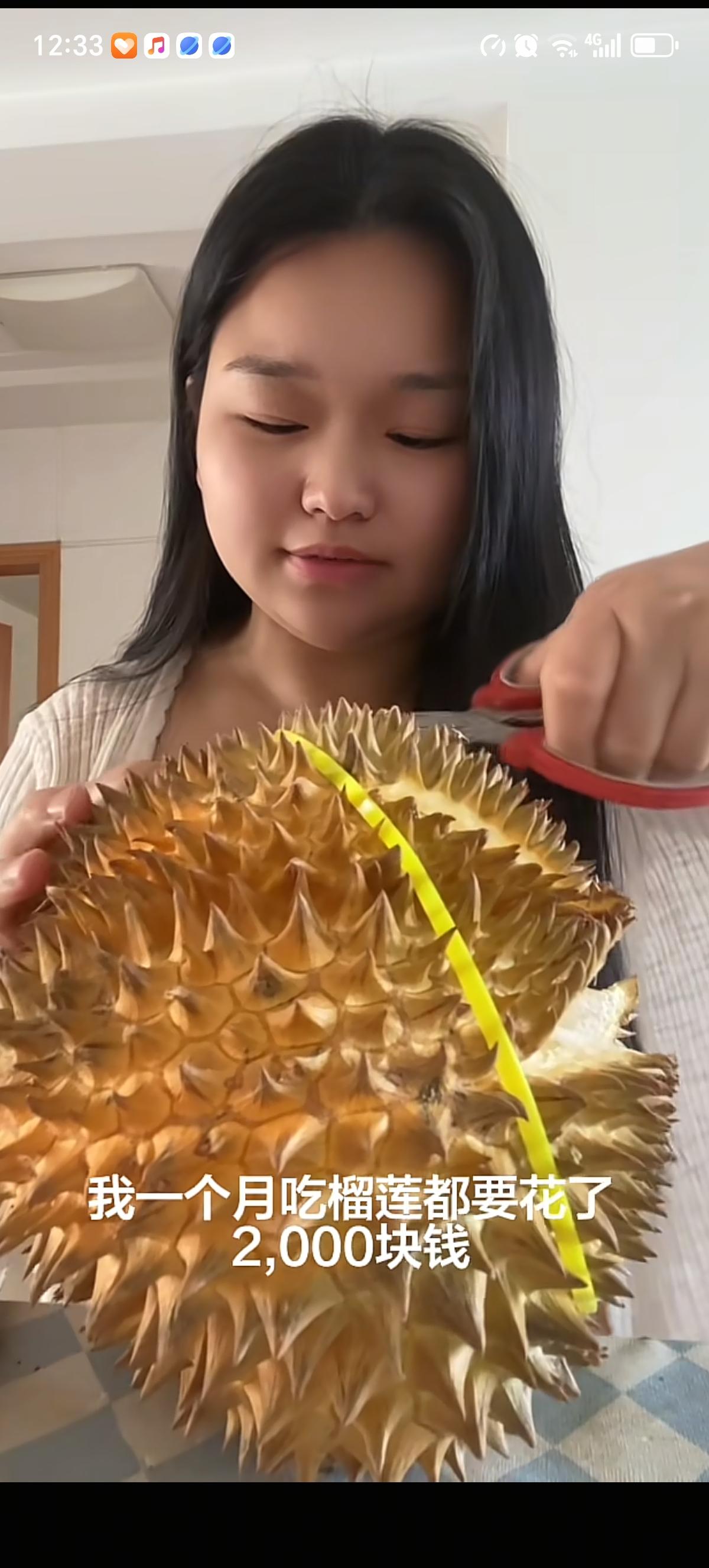 “榴莲小仙女”长的还挺漂亮的，155的身高，130多斤的体重，一个星期吃4个榴莲