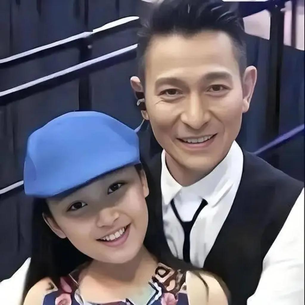 刘德华女儿高调亮相，颜值惊艳娱乐圈近日，刘德华女儿高调现身，瞬间成为大众焦点