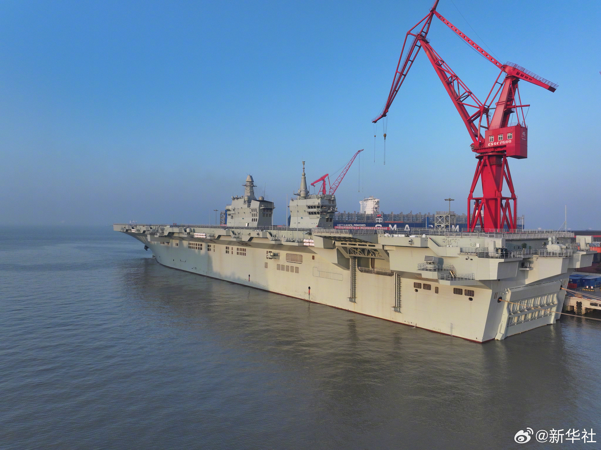 【海军】11月14日9时许，我国076两栖攻击舰首舰四川舰从上海沪东中华造船厂码