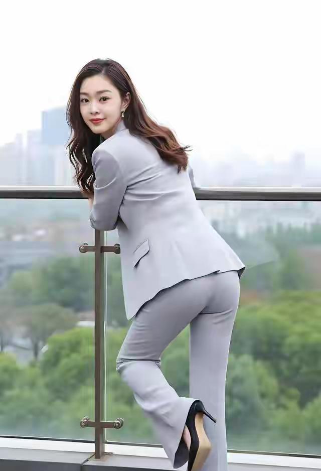 穿西装的女明星谁最美？我个人单方面宣布：铁子赢了[笑着哭]