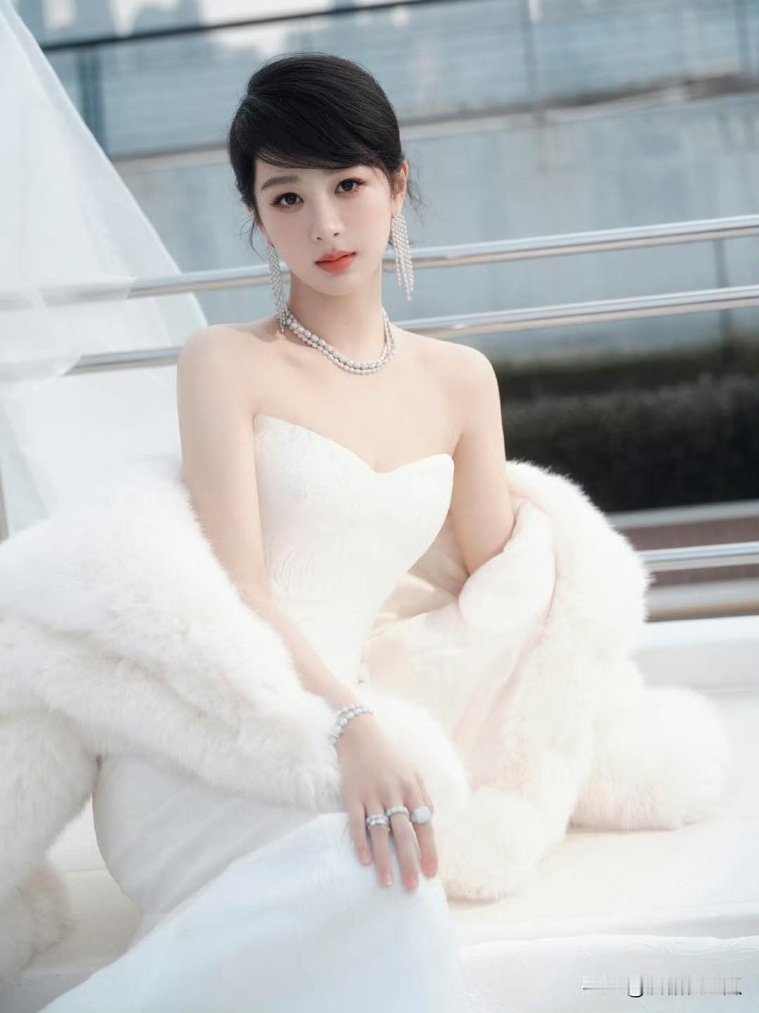 这下好了不止杨紫粉丝戏知道全国人民都知道了，杨紫昨天直播漂亮极了，白色狐裘大