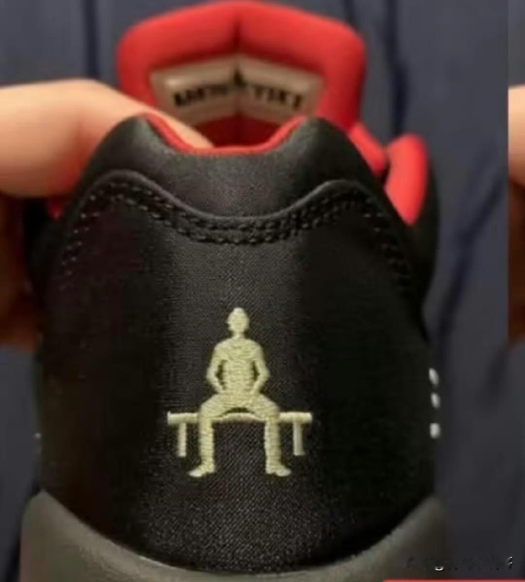 不许你们笑！！！尽管这个Logo有点搞笑，但是300万是真的！布朗尼也有球鞋