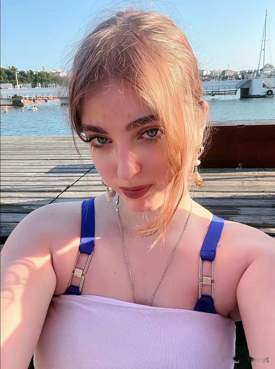 俄罗斯圣彼得堡一名22岁的漂亮女教师，涉嫌诱奸两名学生被捕，这名女教师去年刚从师