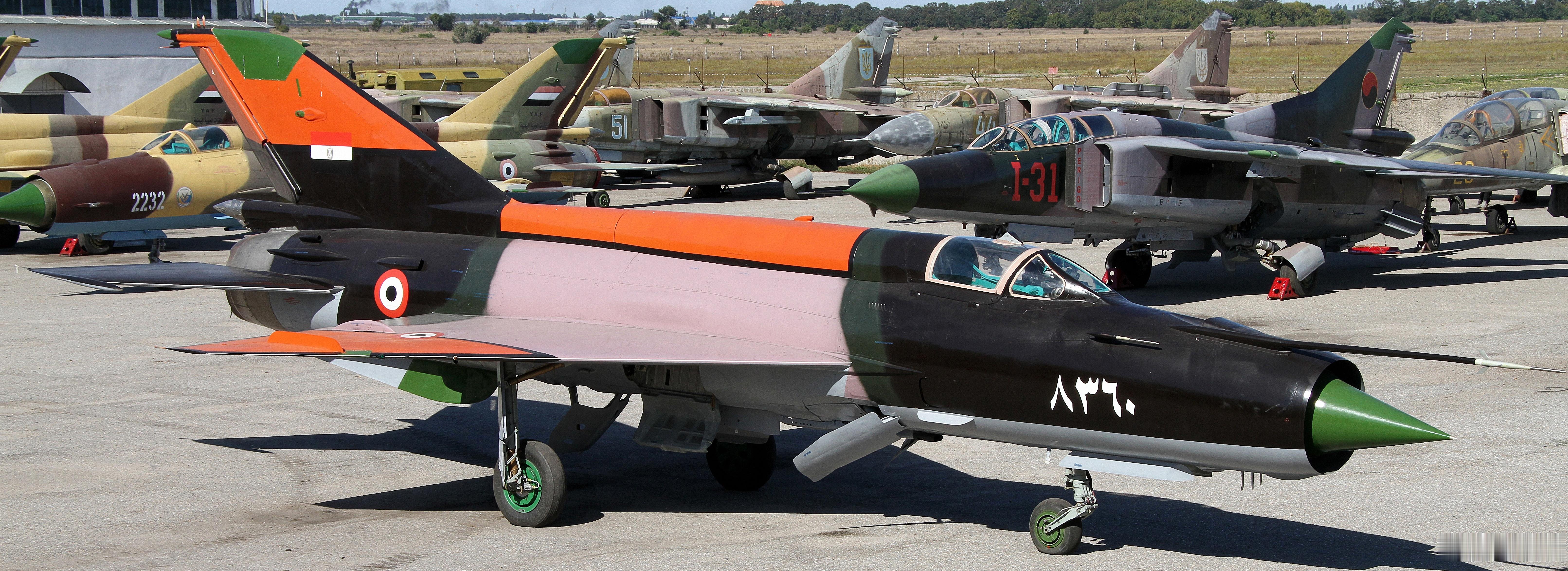 高分辨率图像2010年在敖德萨飞机修理厂的埃及MIG21，也门MIG21，安哥