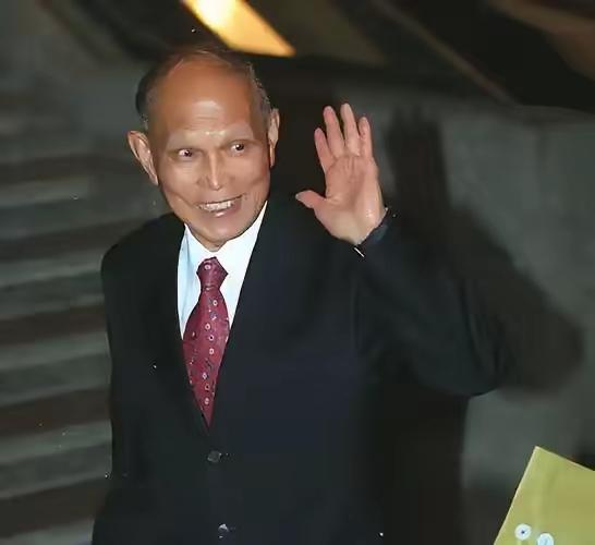 1997年，香港一个昏暗的房间里，张子强的手下递上一份名单，兴奋地说：“大哥，下