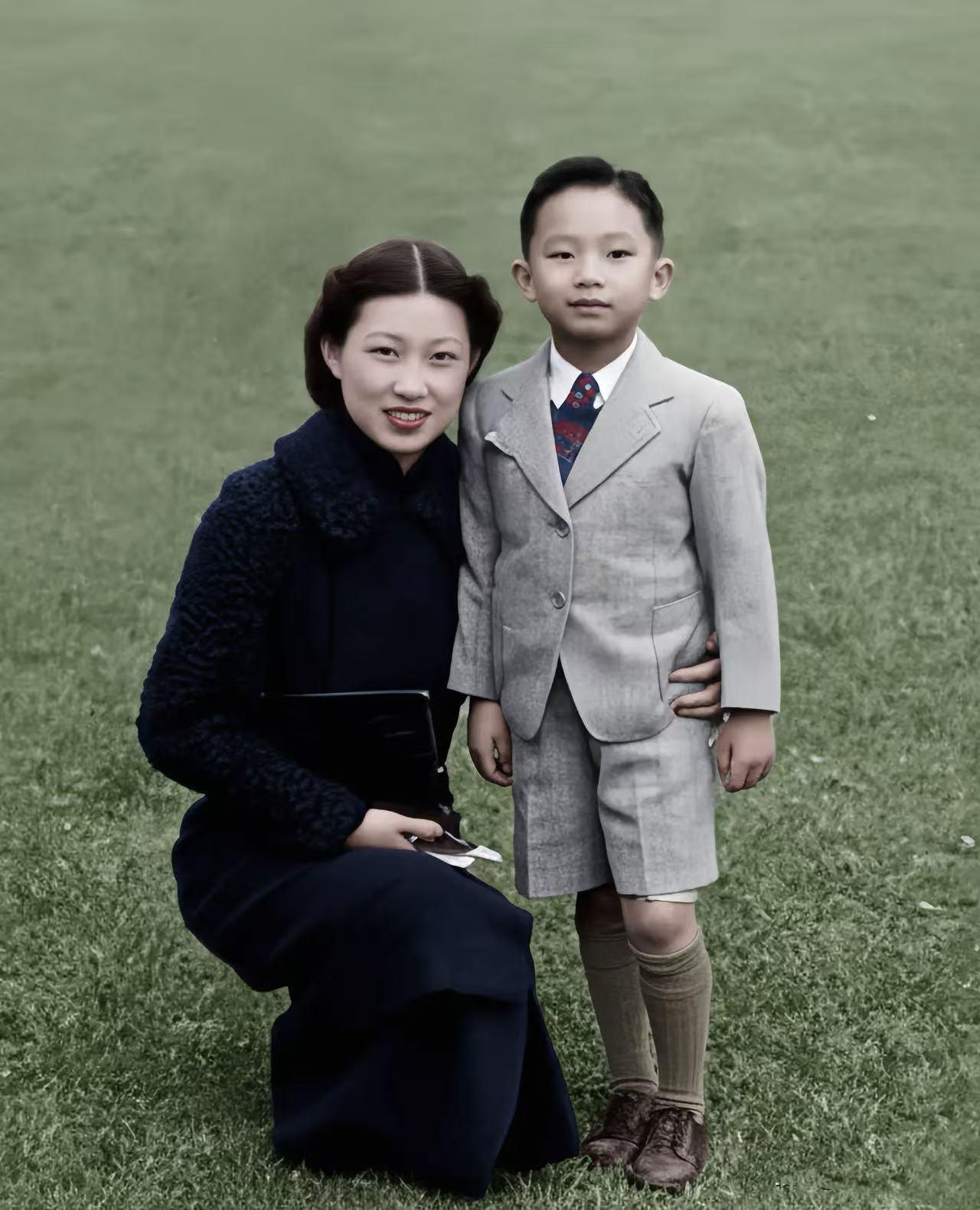 1939年，赵一荻和9岁的儿子张闾琳在香港的一张合影，镜头中赵一荻蹲在儿子身边，