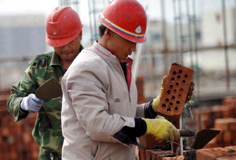 目前，在以色列的建筑工地上，有中国工人，也有印度工人。中国工人每月工资，折合成人