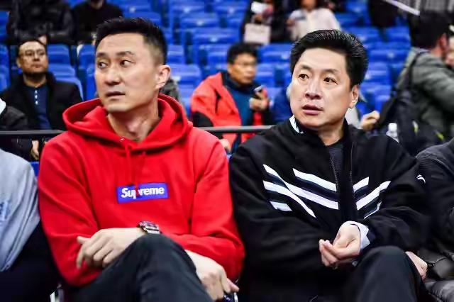 广东球迷留言说，希望请回李春江？杜峰在广东男篮的地位似乎不太稳固了，虽然艰难战胜