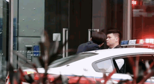 成毅真的妥妥的剧组活宝，再严肃的人，遇上他都很难板住脸。大家都知道，成毅拍