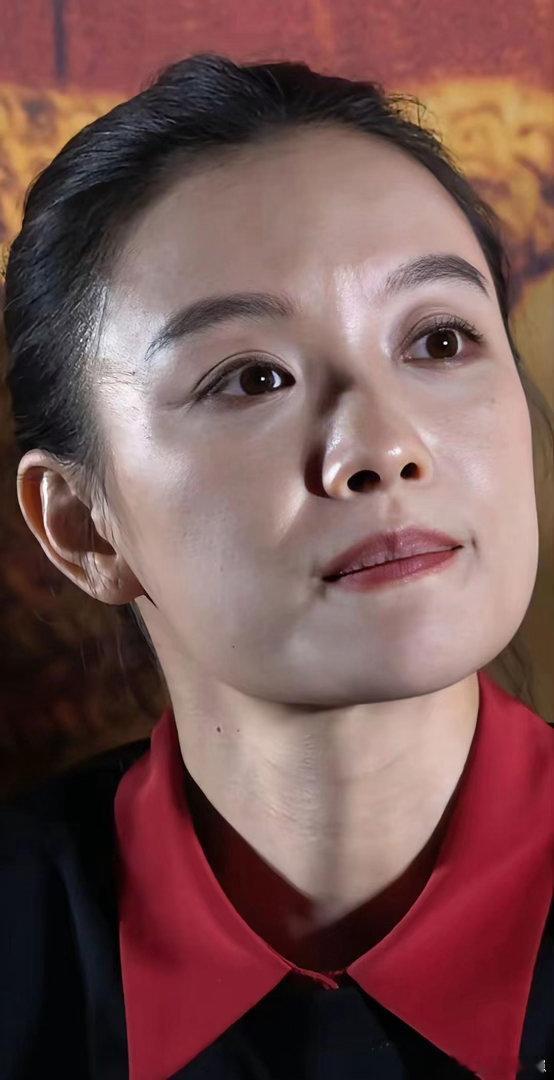 倪妮长相精致耐看，五官舒展大气，颜值样貌格外出众亮眼。