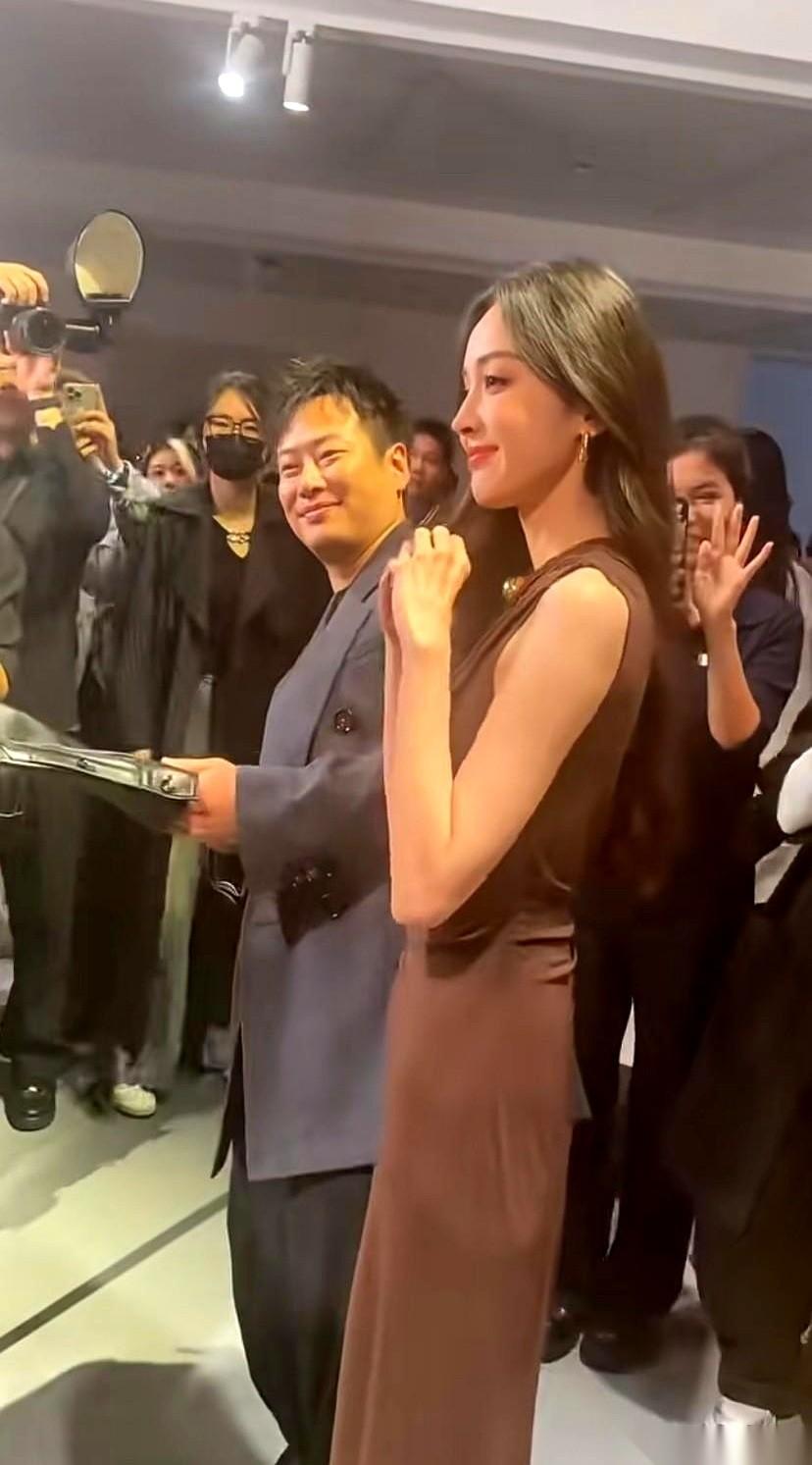 我天，娜扎都瘦成纸片了，屁股都没了。就刚刚刷到的活动图，整个人薄得像被门夹过一