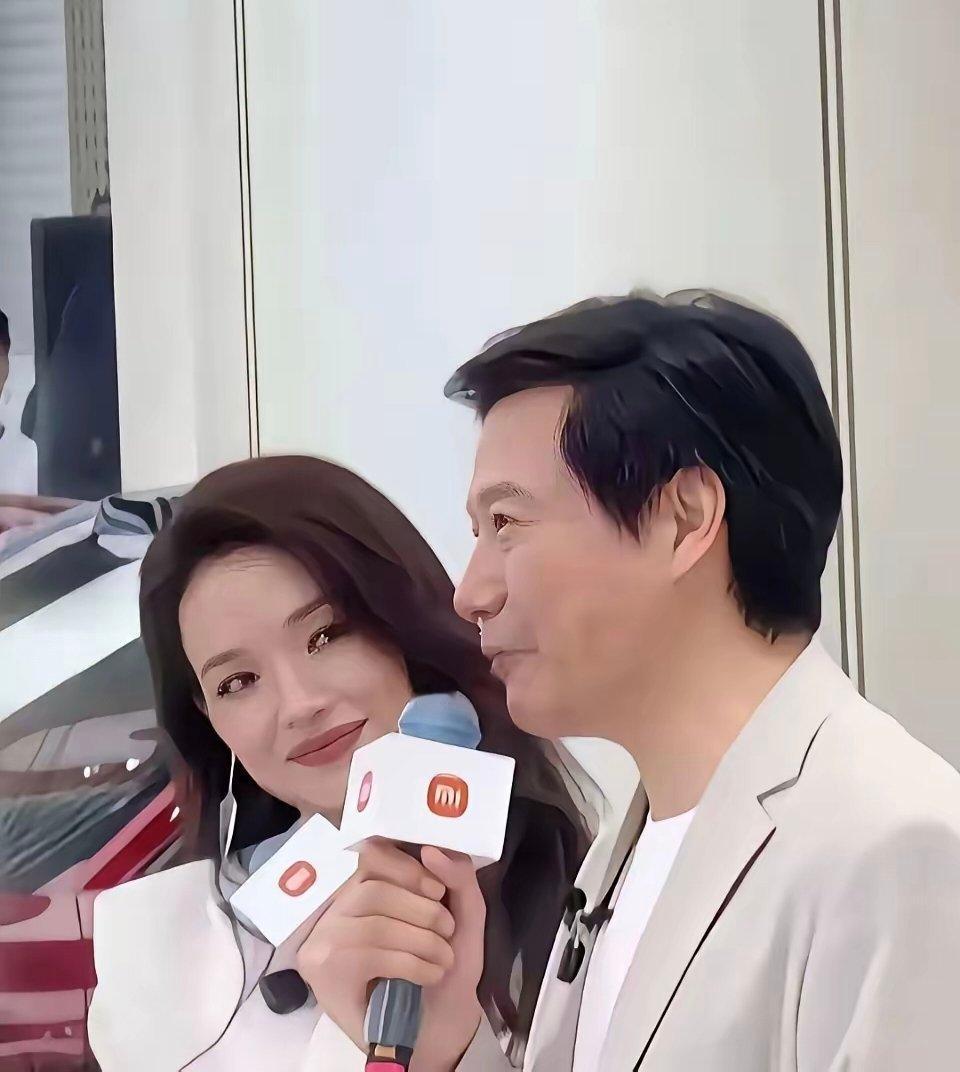 舒琪看雷军的眼神，让雷军都觉得难为情了。舒琪到底是个演员，一个表情、一个眼神那都