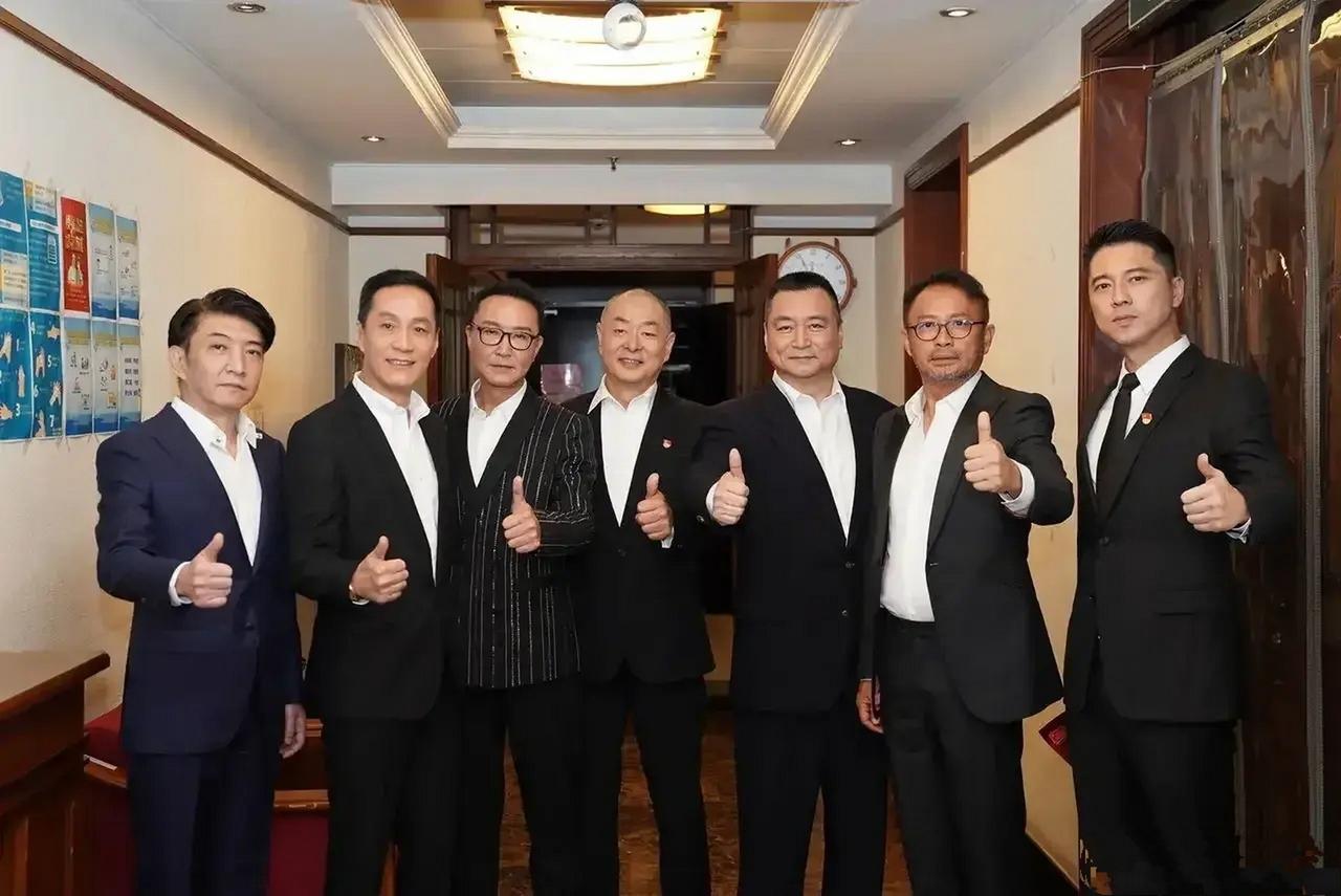 7位国家一级演员同框：我一眼就认出了气色盈和的冯远征，戴着眼镜的吴刚，留着光