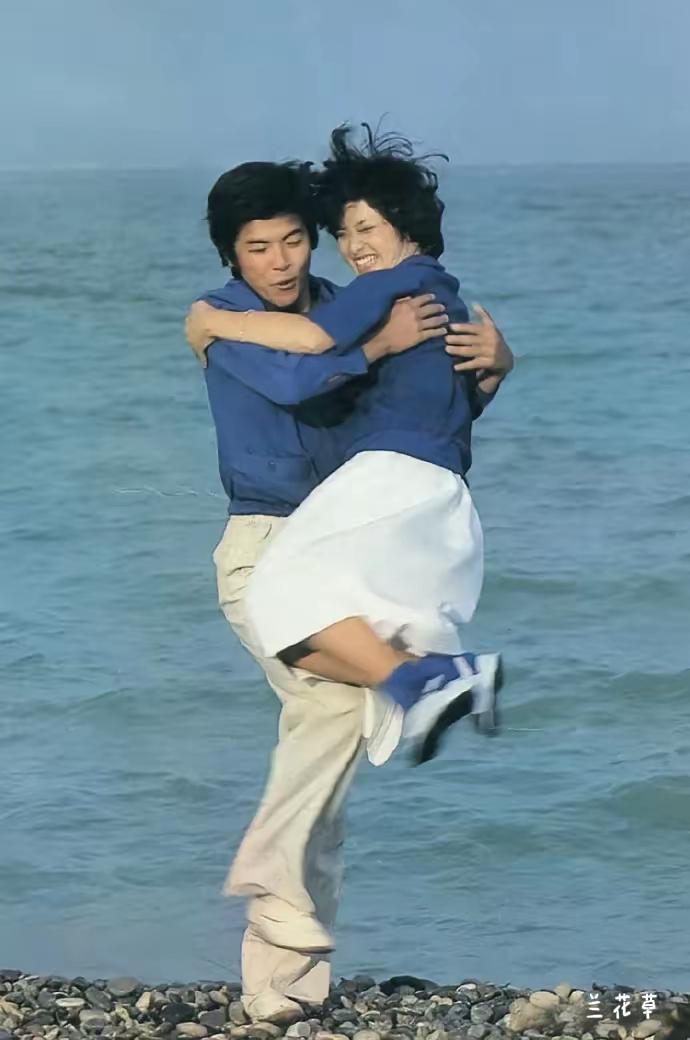 山口百惠和三浦友和，是一个永恒的话题。当年的他们可谓俊男美女，何其般配。他