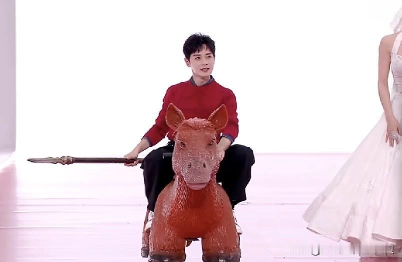 腾讯的星光大赏也太尴尬了吧！舞台简陋，红毯廉价，看起来还不如前两天的国剧盛典