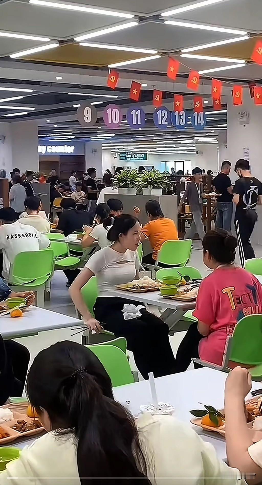 越南中资工厂饭堂到处都是年轻人，在这里上班工资还不错，国内工厂一到国外，管