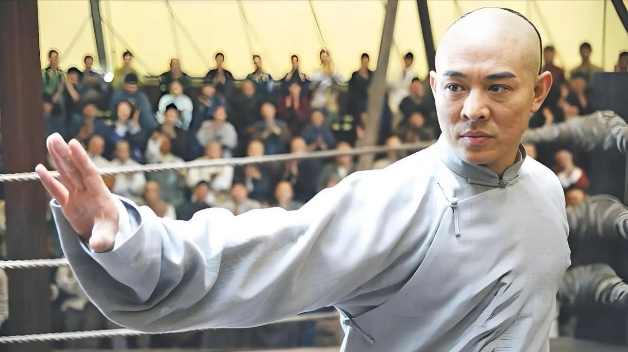 你敢信？吴京拍《镖人》摔断护具，袁和平80岁踹飞道具骂“打棉花”！五十岁的膝