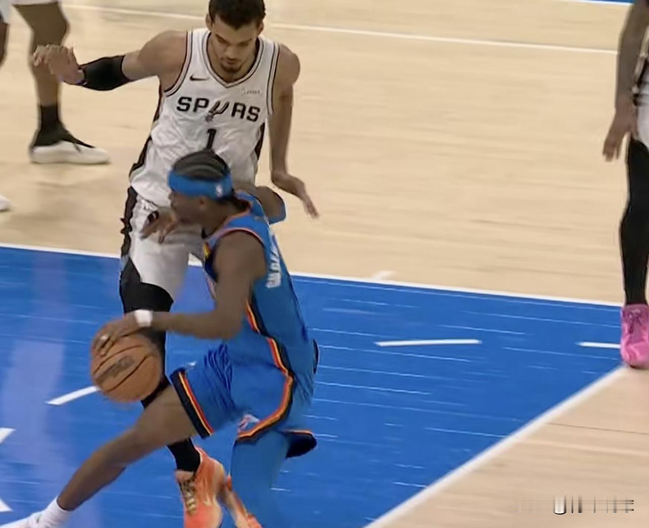 亚历山大终于被吹罚进攻犯规了！第三节7分18秒，亚历山大借助挡拆错位单打文班