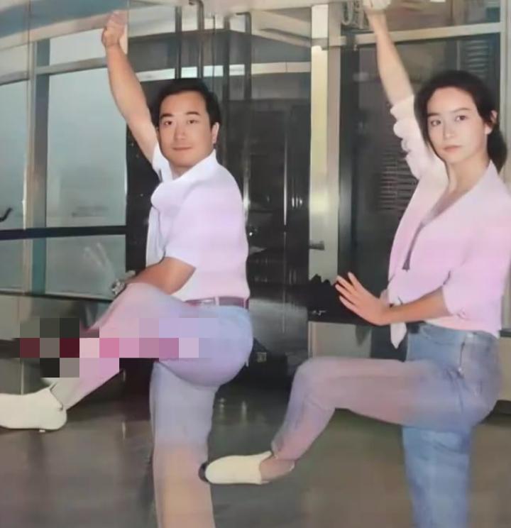 90年代，林青霞为演好东方不败随叶少兰练功时的一幕，姿势和动作都非常的专为了演