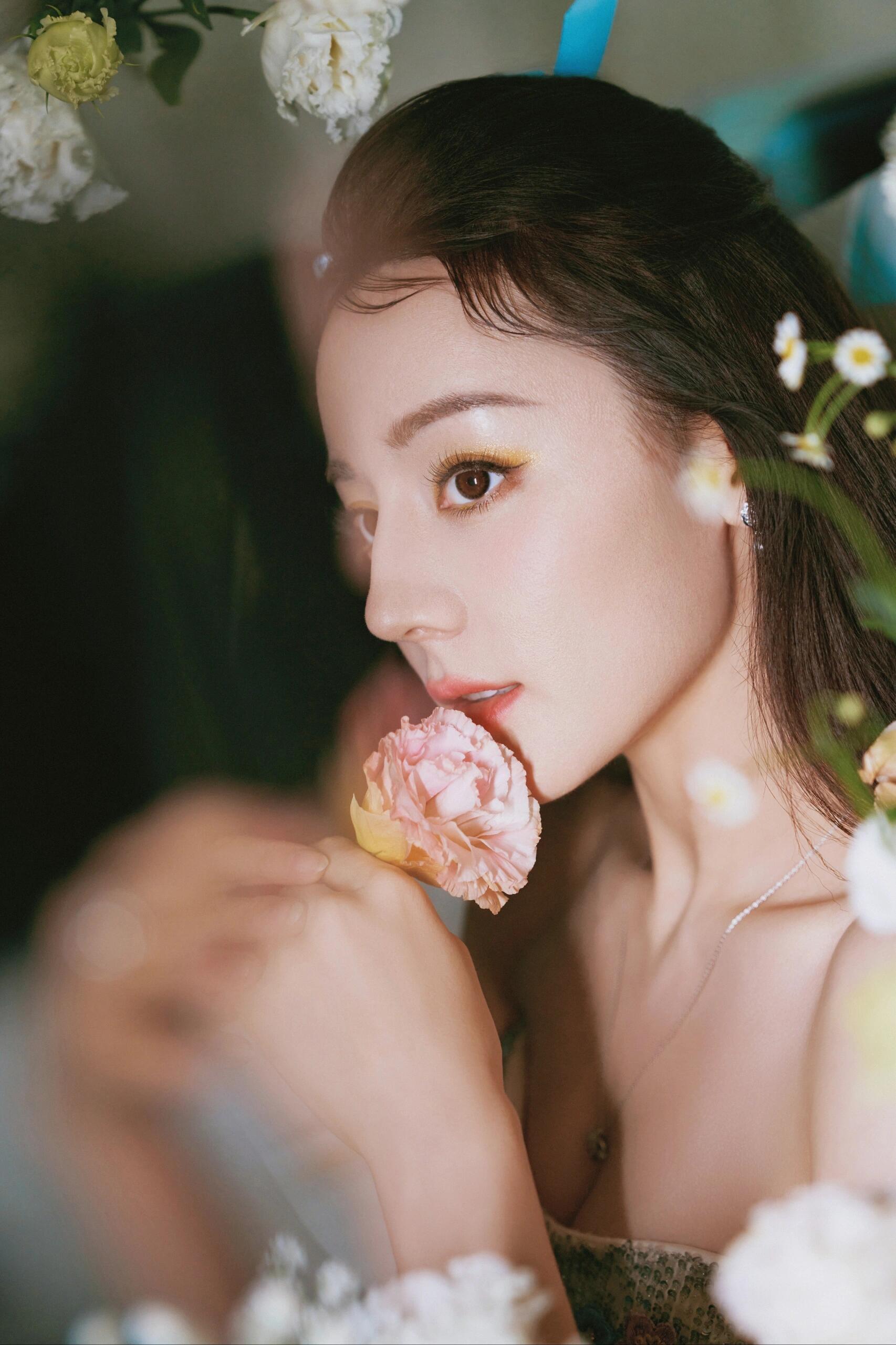 迪丽热巴绝美写真，穿花卉抹胸裙，性感浪漫！