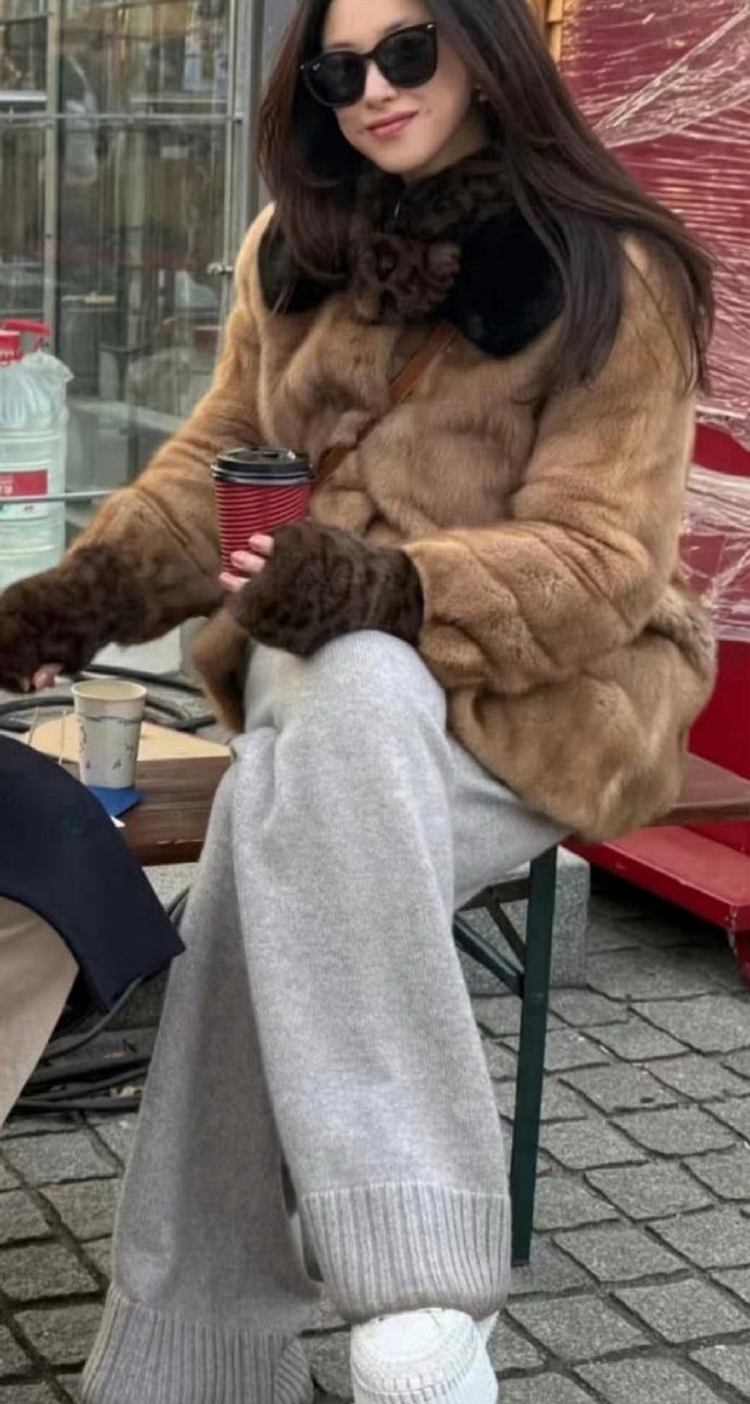 原来女明星裤子的裤脚也会脏，朱珠也不例外，我每条裤子裤脚脏不忍心看。