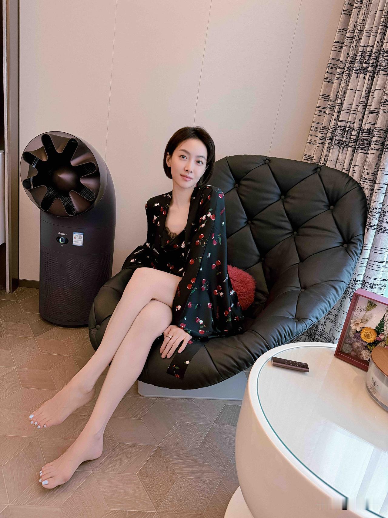 褪去华丽舞台，宋茜一双赤脚尽显松弛感？