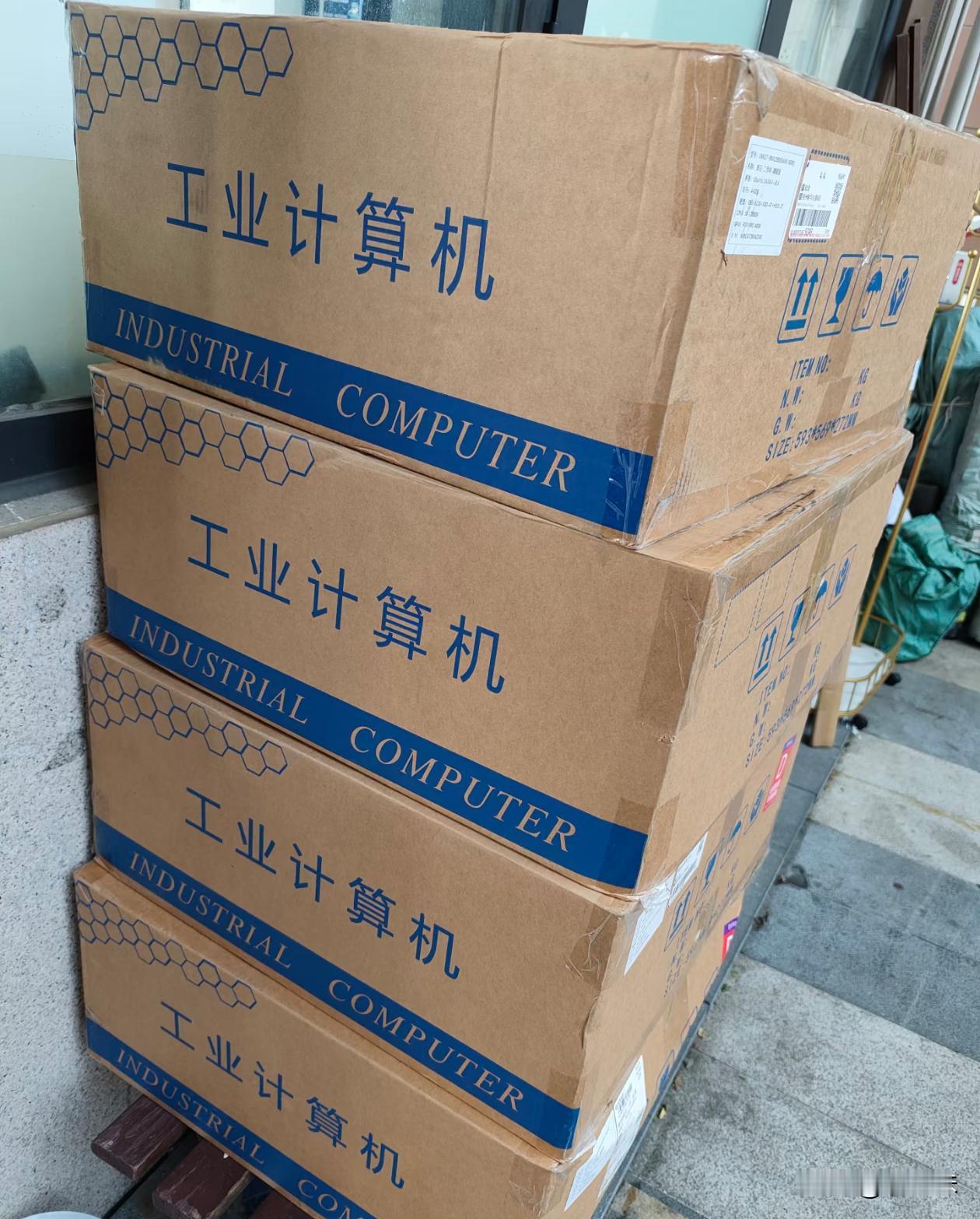 这小区太豪横了，买这么好的计算机，用来干啥？
