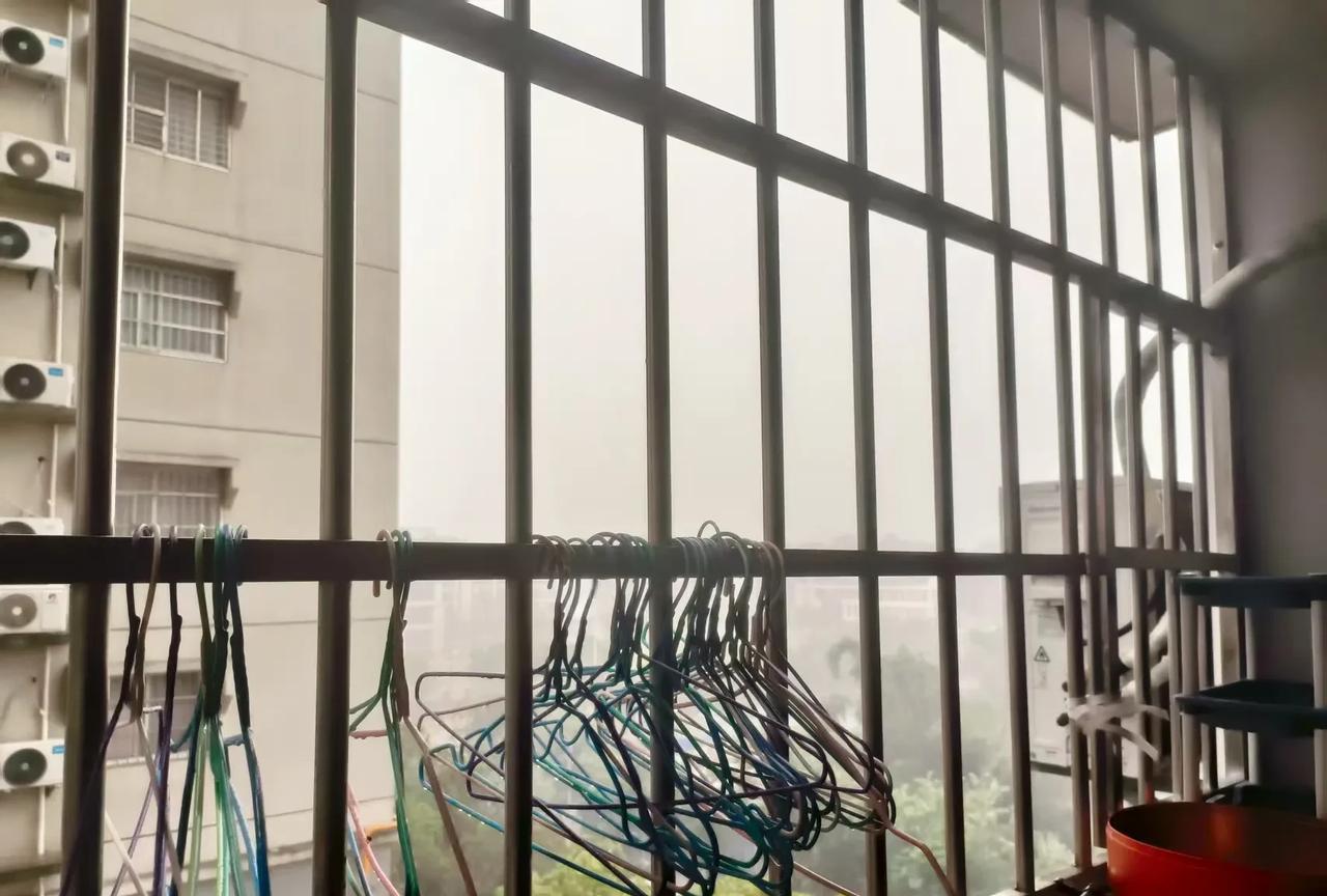 天一下雨，我都想跟着哭了。今天中午两点我就开始整理那些摆摊的东西了，想着下午吃
