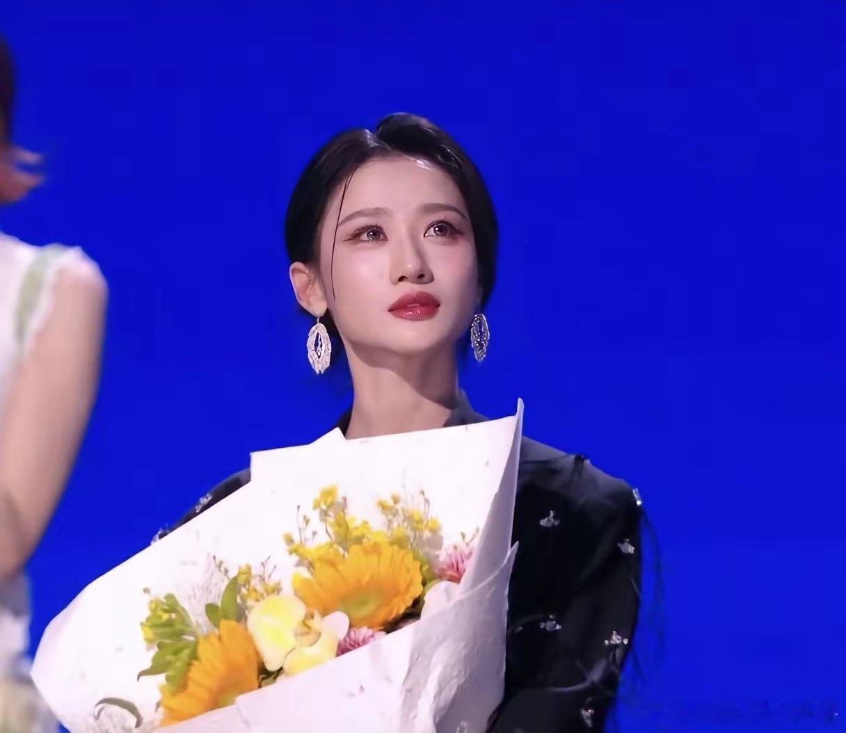 芒果台再一次证明了:实力在資本面前不值一提！昨晚《浪姐》五公，一直跑调的温峥嵘没