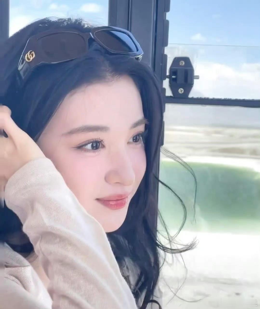 王楚然我是真的有点晕腿了，很难有人抵挡住王楚然这身职场穿搭带来的视觉冲击，西装搭