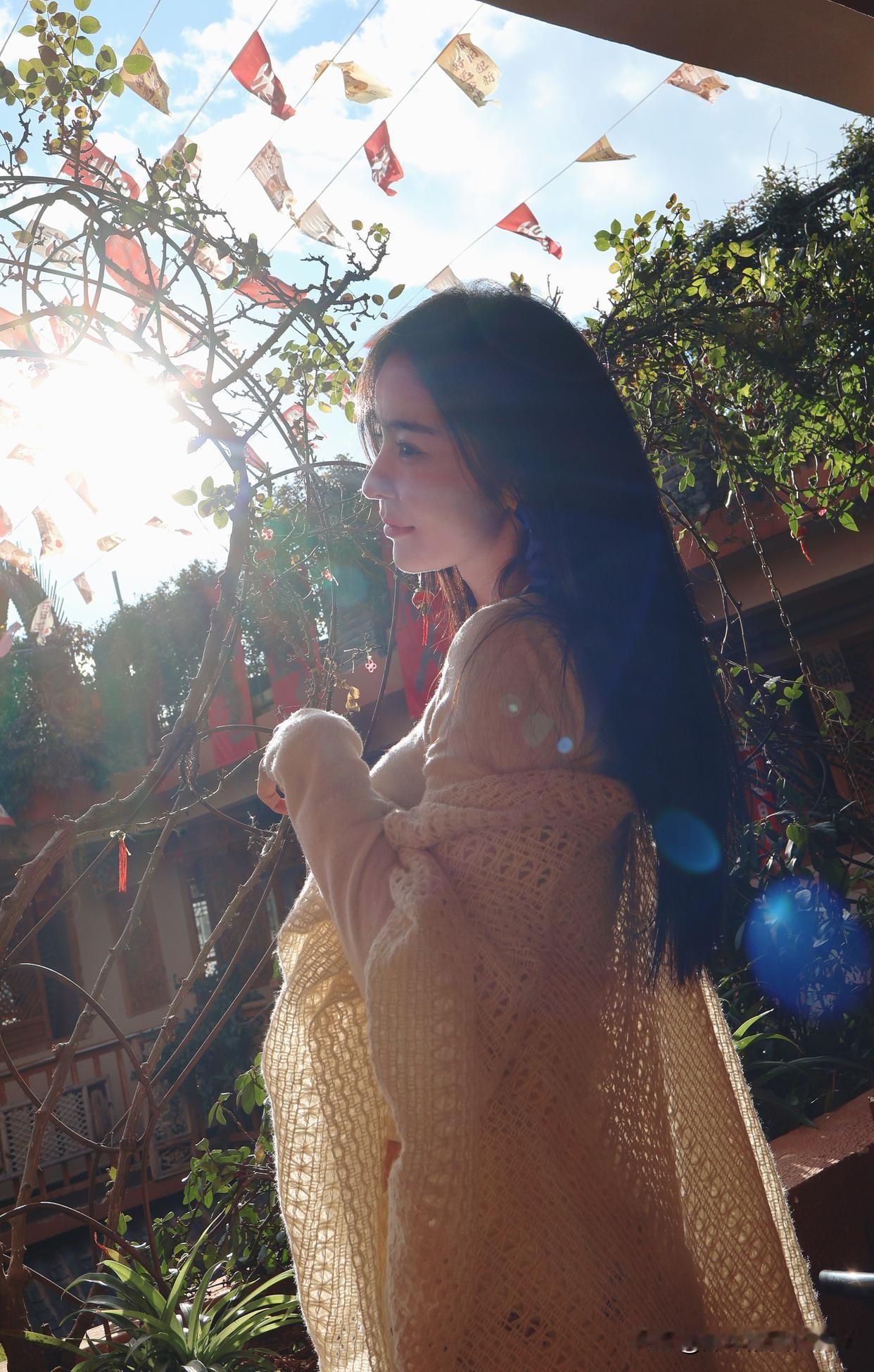 阳光洒落，少女在树荫下轻抚发丝，这画面真的太绝了。就像看到过的汉服仙女，在树荫石