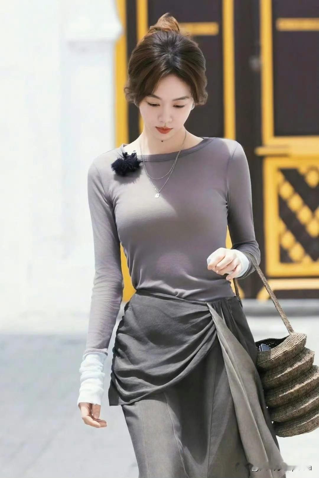 姜妍这状态也太绝了吧！39岁穿基础款都藏不住这逆天腰臀比，随便一件灰色便装都能