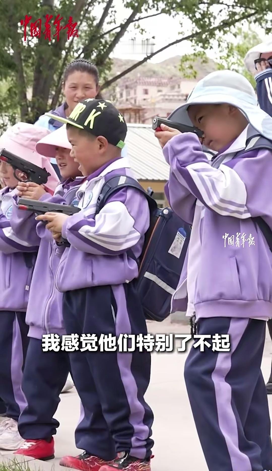 摸到枪的小朋友太开心了
