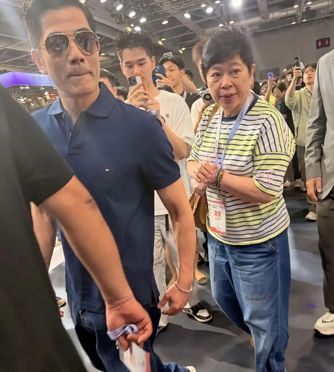 .这是郭富城经纪人小美，已经60多岁了，本以为是什么明艳大美人没想到就是普通大妈