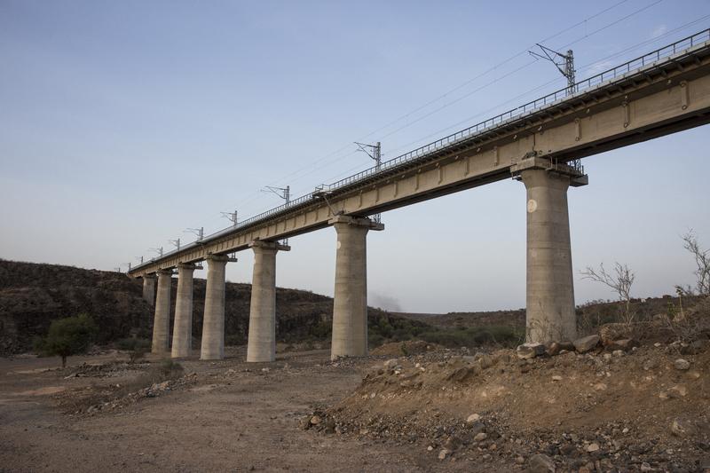 “中国基建，为何突然‘减速’了？”“十三五”期间，中国平均每年新建高速公路