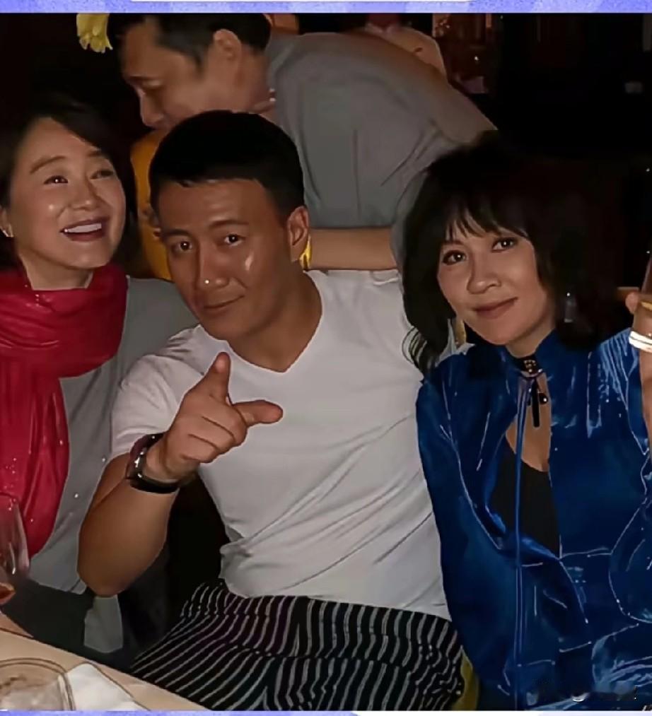 万万没想到啊，年轻时虽然他的大鼻头很难看，除了身材，相貌也一般，身边却都是美女大