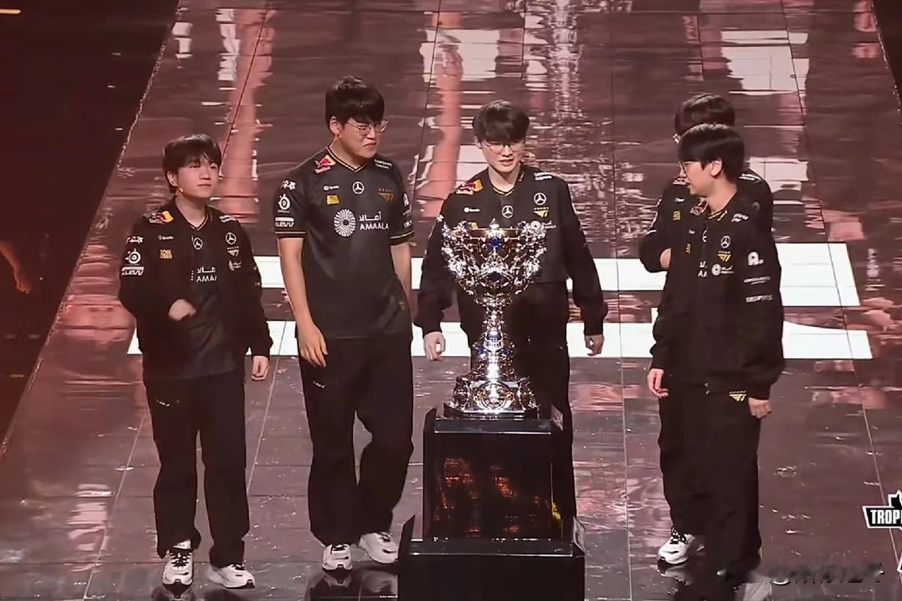 恭喜T1夺冠！同样的剧情，同样的让1追2，同样的结果，这也意味着T1再