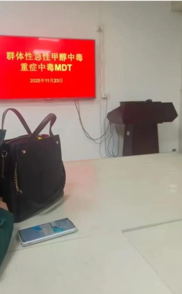 湖北十堰，车间5个员工下班后一起去餐馆吃饭，其中一人拿出一个饮料瓶子，说里面装的