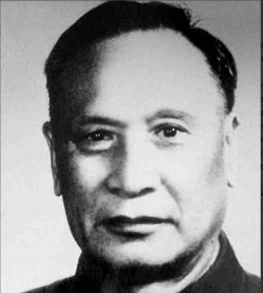 1949年，蒋介石下密杀令，卢汉盯着电报发愁，突然管家喊了一句：“谁挂的字画，反