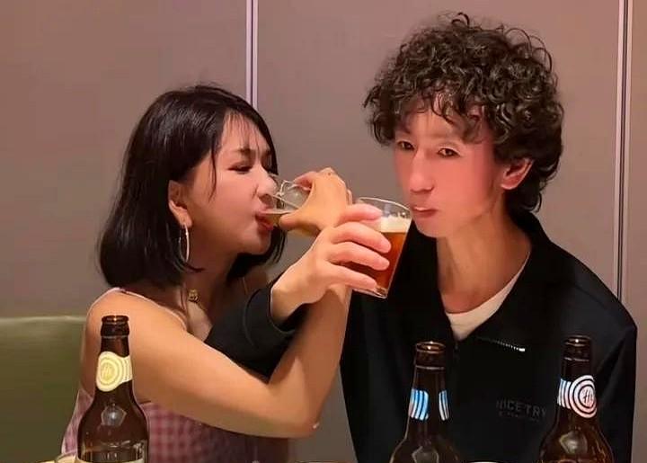 知名女星龚玥菲抱上庞麦郎“大腿”了一天到晚跟着庞麦郎，开演唱会、一起吃饭，一起