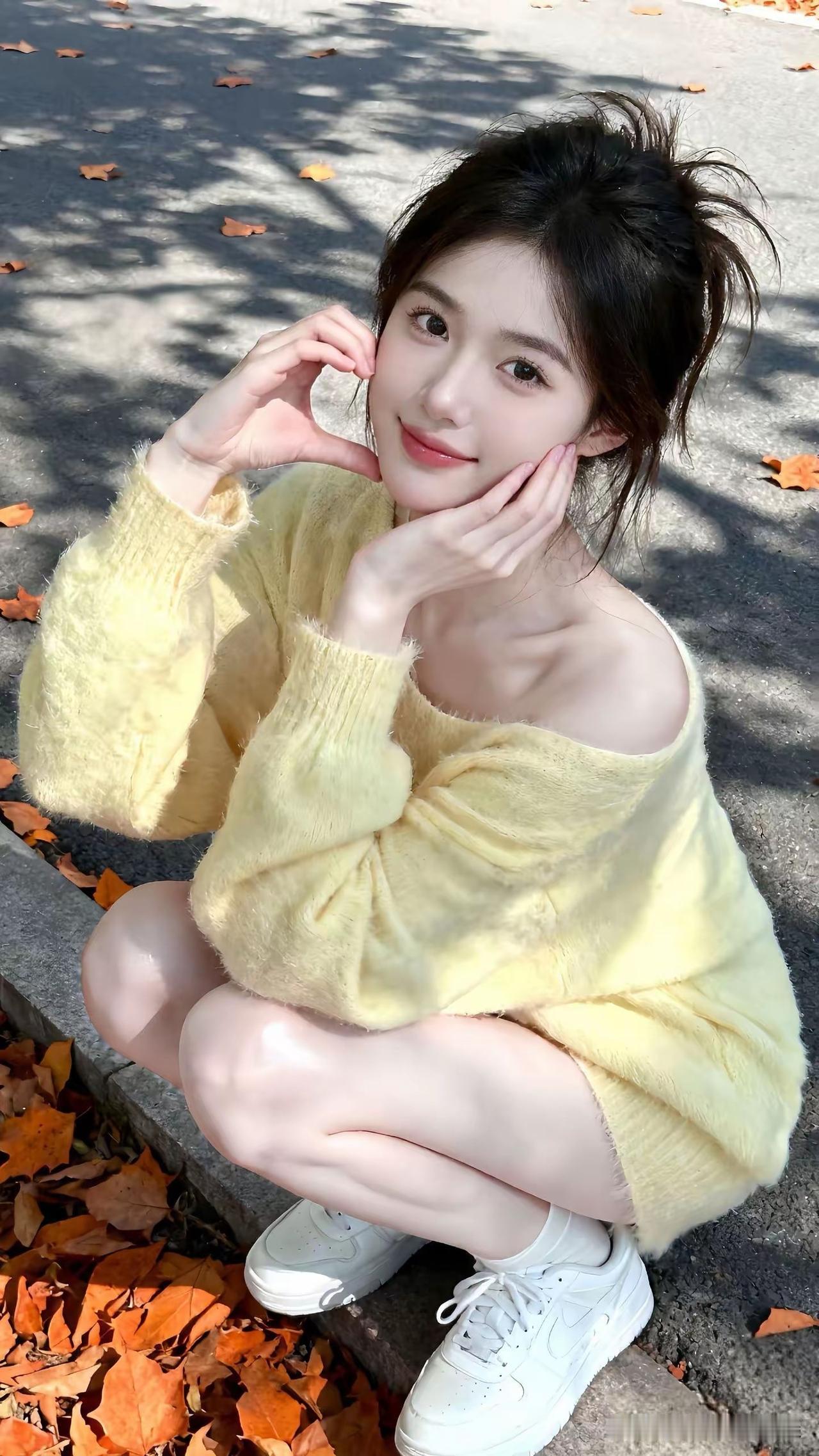 秋日暖阳下，少女俏皮蹲，心心相印，甜美瞬间定格。