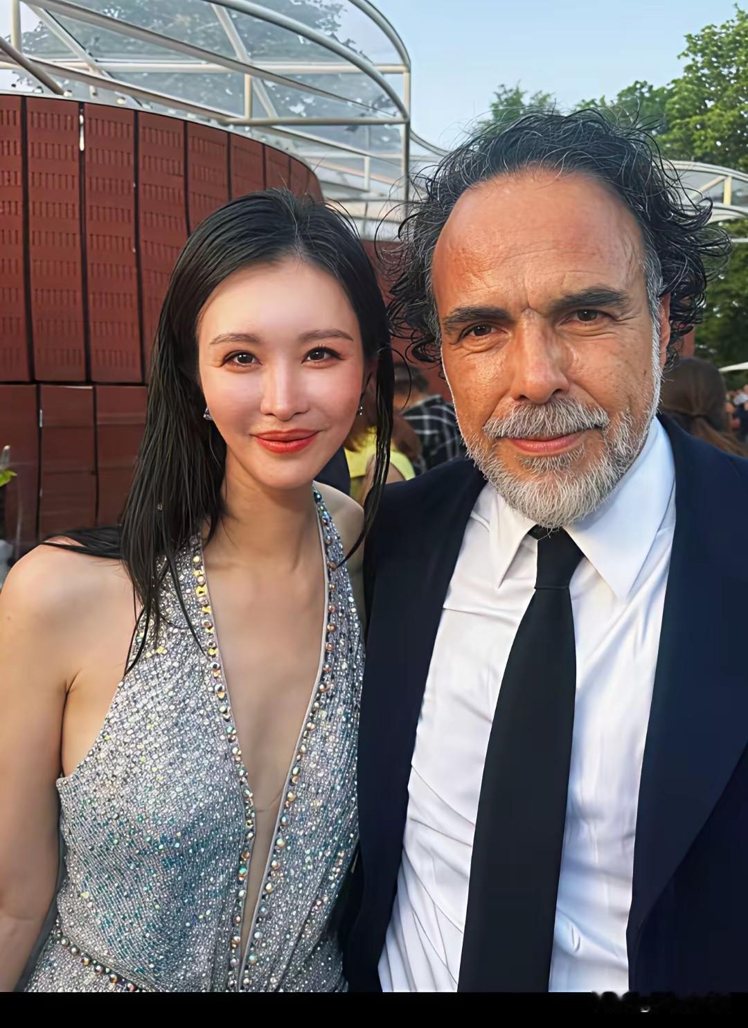 田小姐早已经成功融进了名流圈。和老王结婚13年，田小姐终于拿到了自己想要的，不