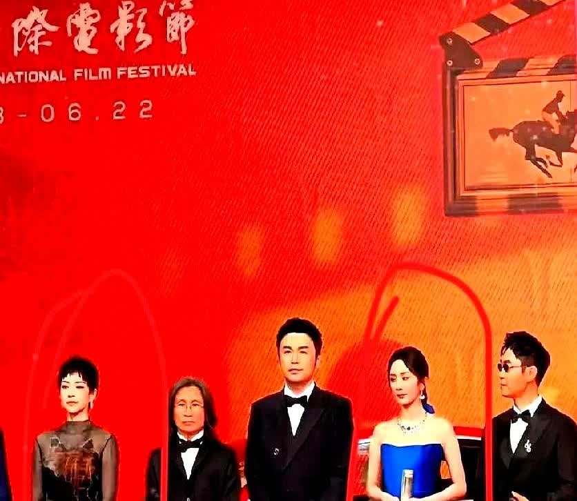 章子怡估计都要气疯了昨天的电影节红毯上原本章子怡该是焦点，结果杨