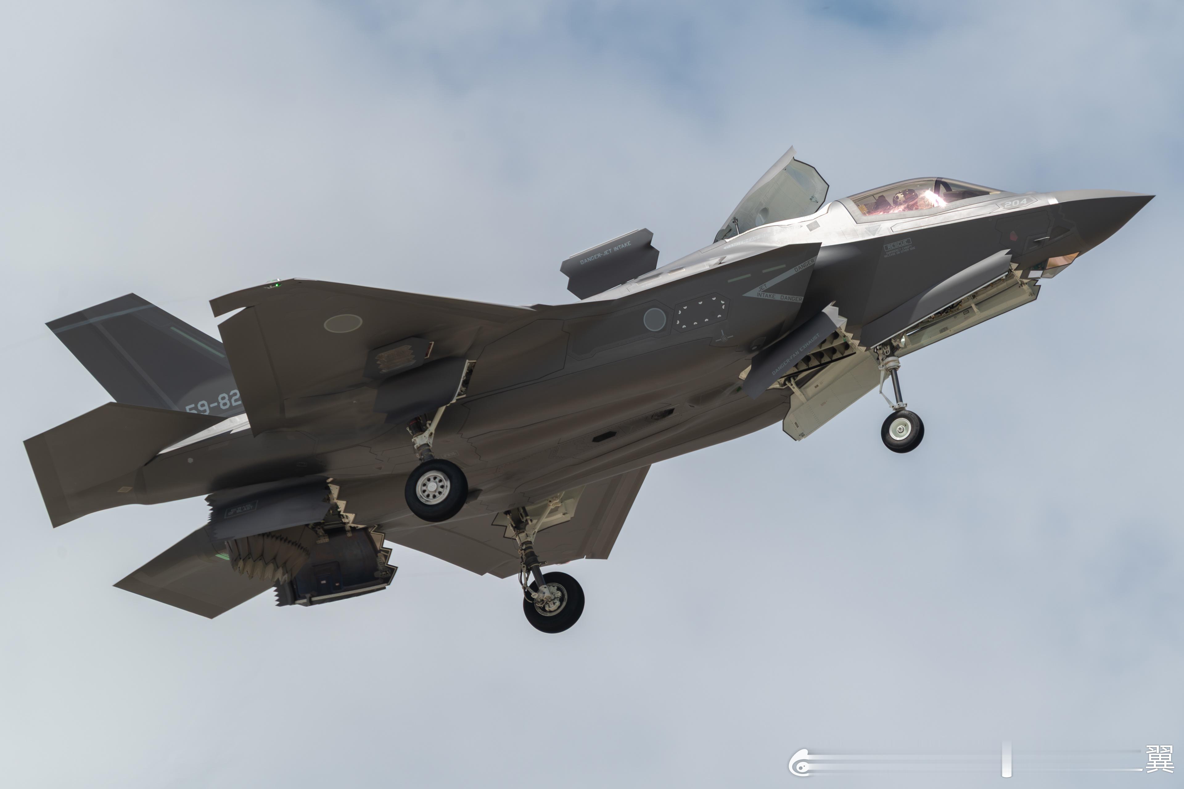 在沃斯堡试飞的日本空自F-35B59-8204BX-04，作者SamCom