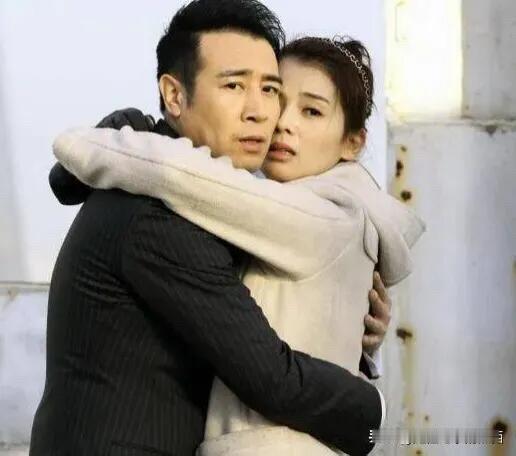 很少看到演员于和伟拍感情戏，他搂着的这一位女演员是谁，侧颜看起来那么熟，好像在电
