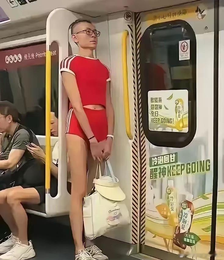 “简直亮瞎你的眼！”地铁上，一位大叔穿着一身红背心和红短裤，双手合拢提着一个小白